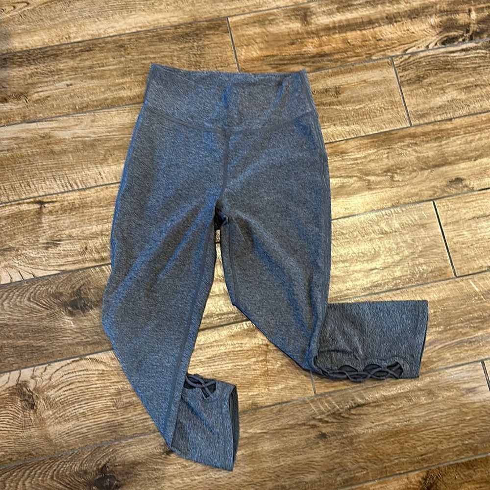 🧘‍♀️ Lululemon Cropped Gray Leggings - Size 8 - Perfect Condition